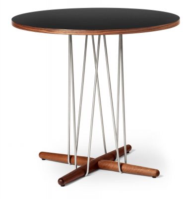 E020 Embrace Tisch von Carl Hansen & Søn aus Walnuss mit schwarzer Tischplatte.